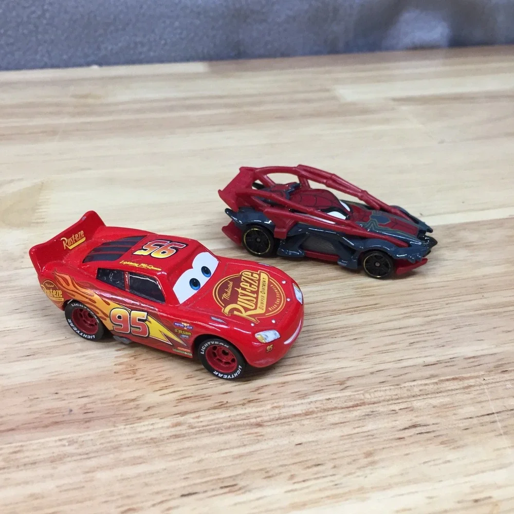 Disney Cars Lightning McQueen and Hot Wheels Spider-Man Diecast Bundle 2pc‎ Red